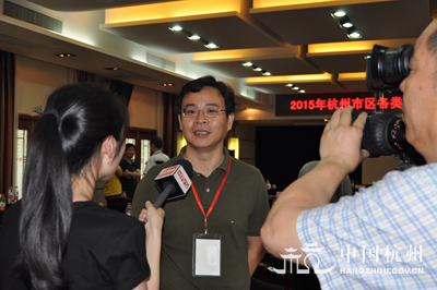 杭州市教育局高中处处长孔永国接受媒体采访