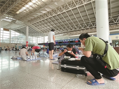 杭州机场首次启用航站楼为避险场所