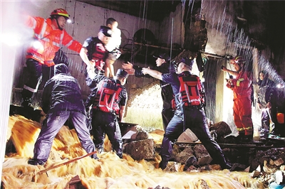 杭州公安累计投入警力8.7万余名 救助群众3090余人次