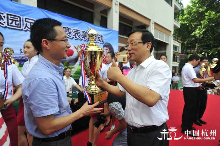 市长杯青少年校园足球赛举行表彰 张鸿铭颁奖