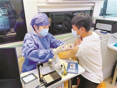 杭州首辆疫苗移动接种车 开进火车东站