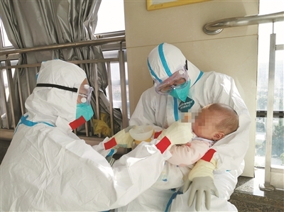 记者视频连线杭州市西溪医院隔离病区里的“临时妈妈”